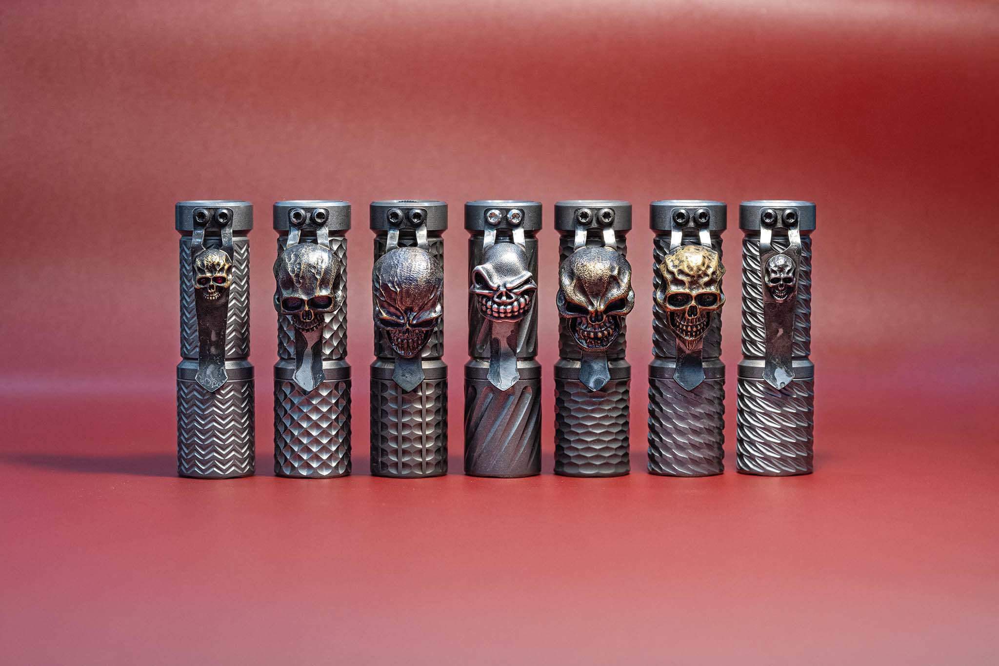 Mình tin răng đèn pin Hanko Trident là mẫu đèn pin custom có thiết kế tốt nhất để gắn các clip cài của Steel Flame