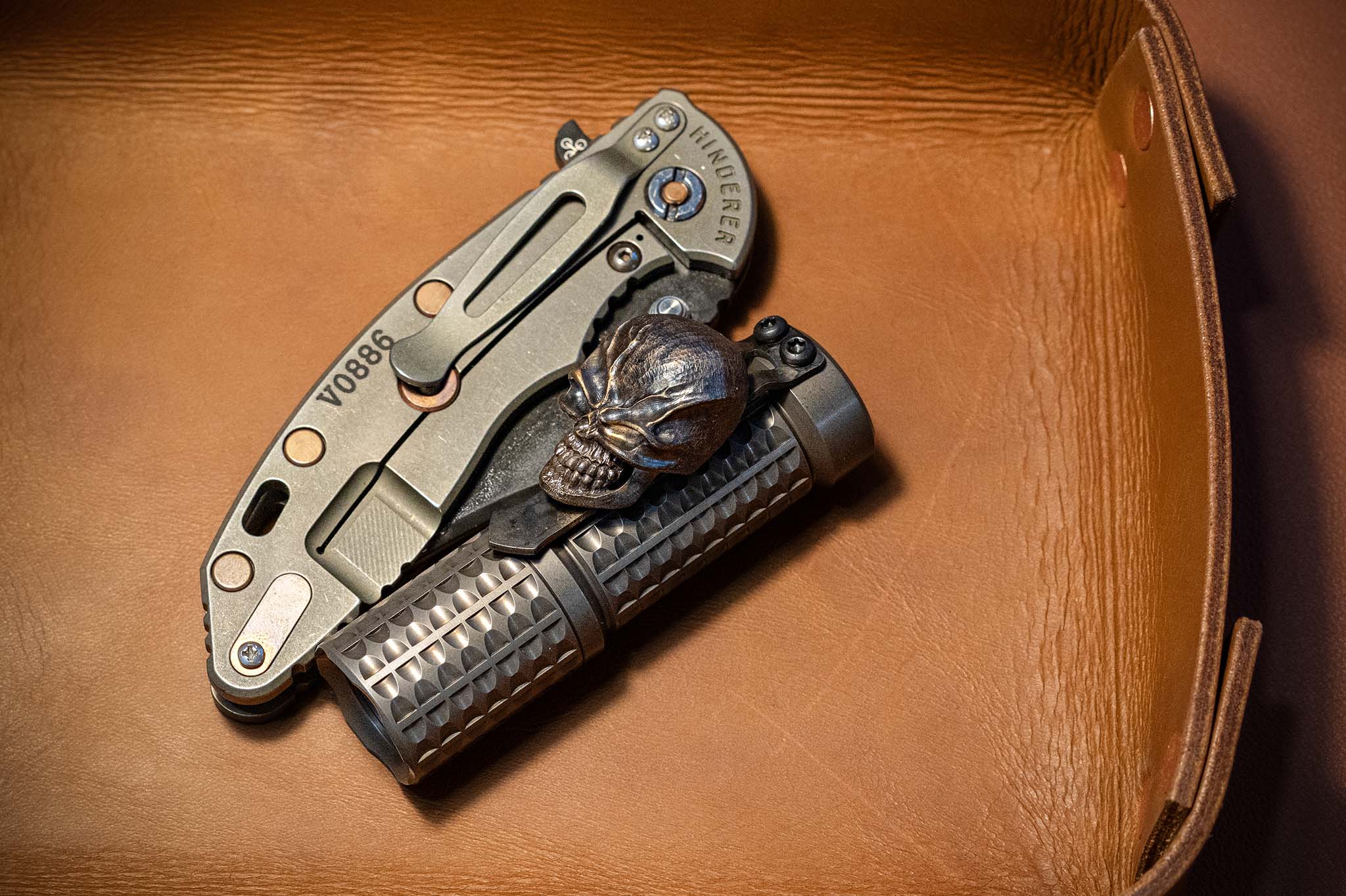 Đèn pin Hanko No.7 cùng với dao gấp Hinderer