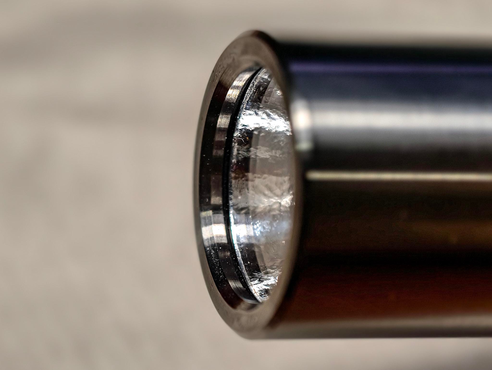 Phần đầu đèn được vát "diamond cut" bén ngót và nhô cao hơn so với kính, so với các mẫu đèn khác của Mirage Man thì Sahara có phần viền này mỏng nhất.