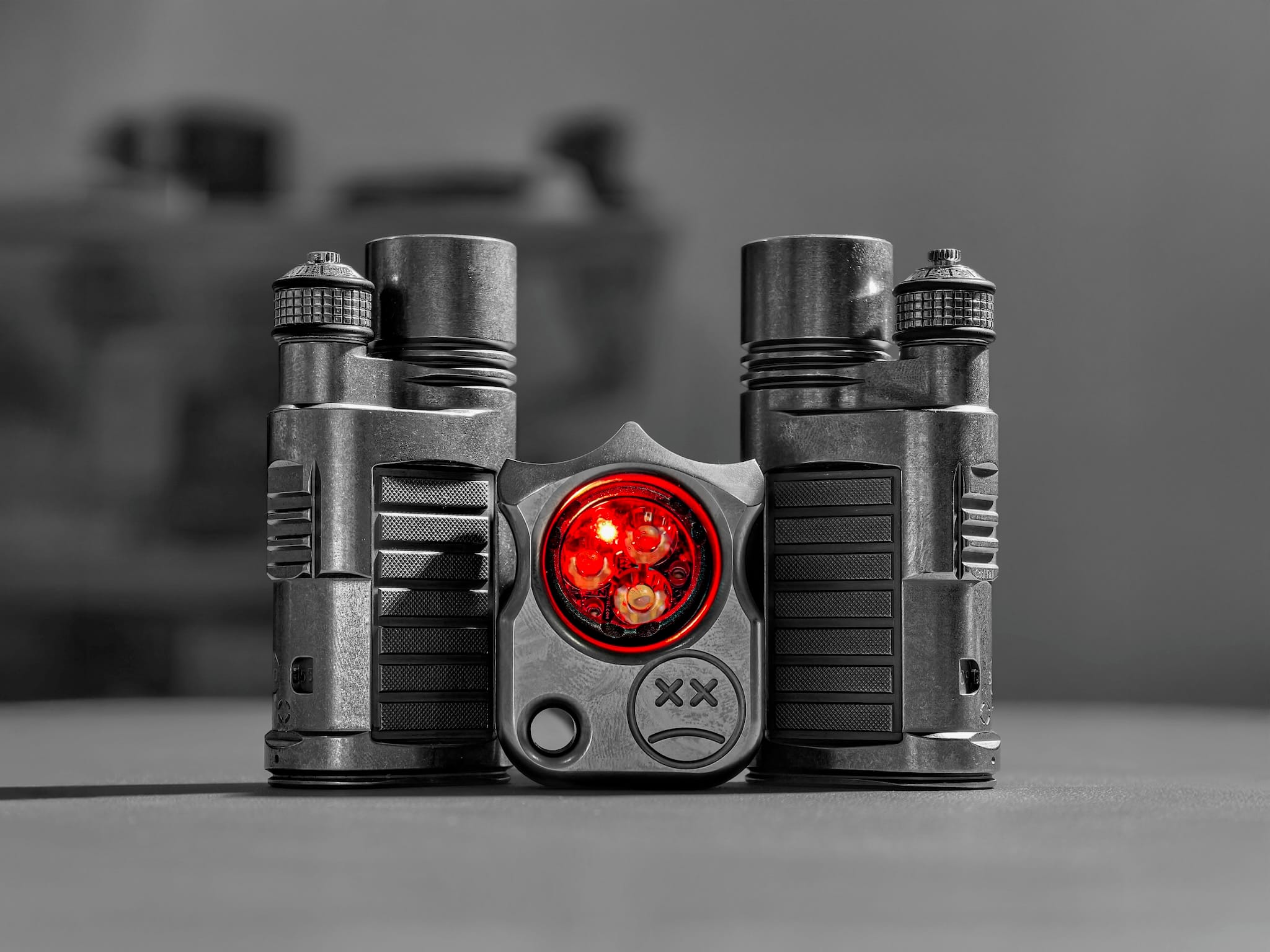 2 đèn pin Cool Fall 007 Ultra, ở giữa là 1 knuck F13 titanium của AFK, đèn màu đỏ là led AUX của đèn pin Oveready Boss 70.