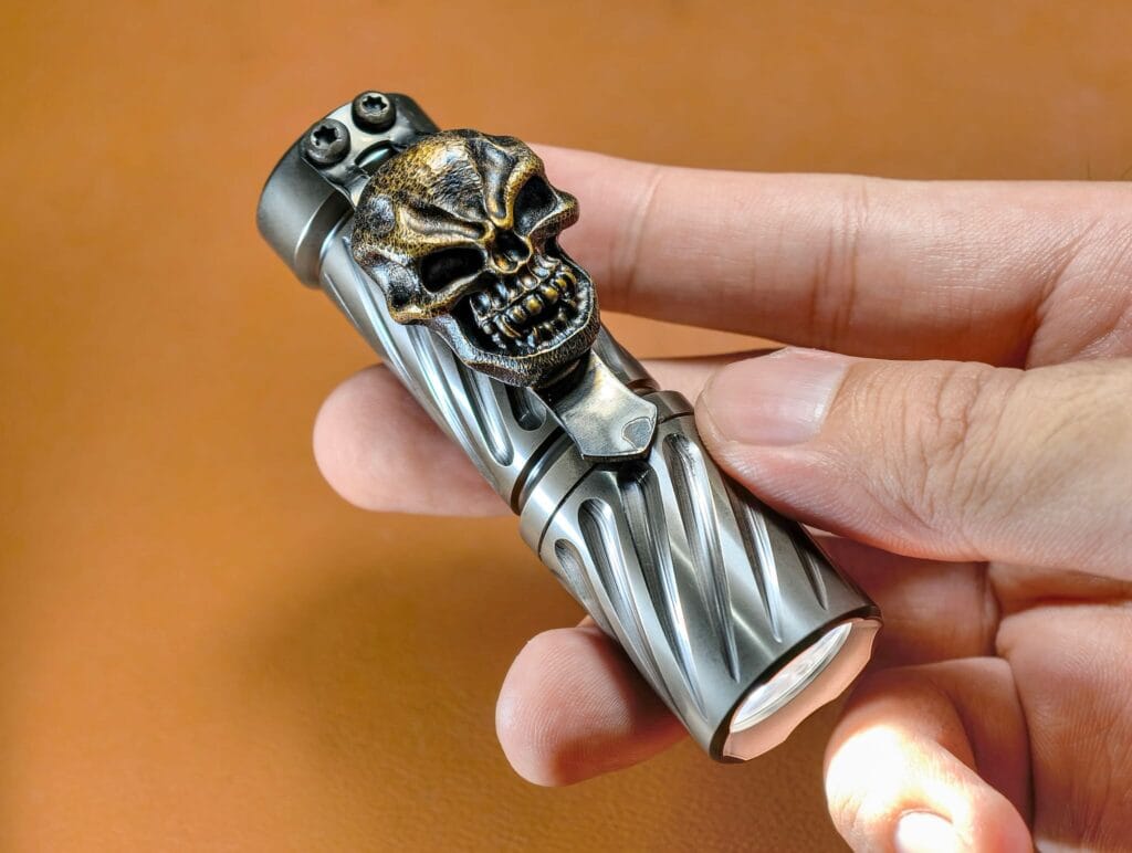 Đèn pin custom hanko trident 11