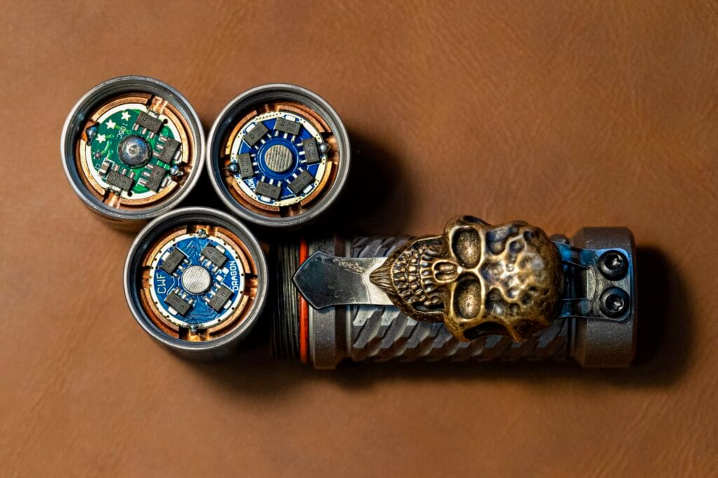 Đèn pin custom hanko trident 2