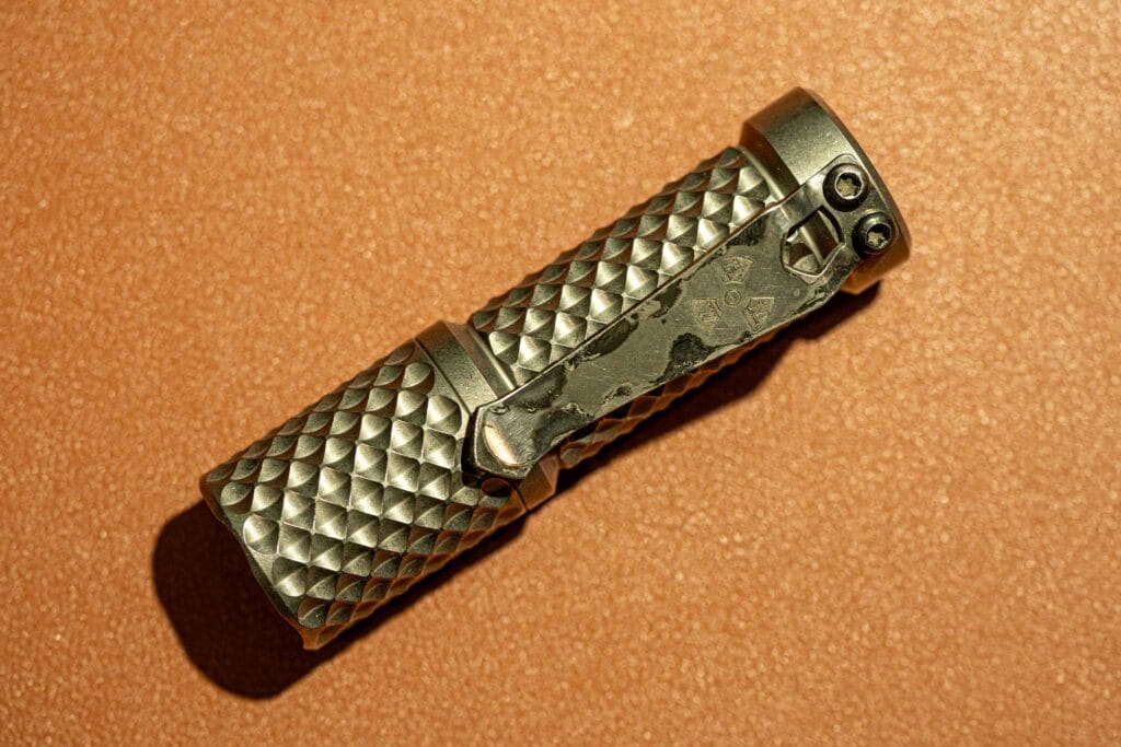Đèn pin hanko trident tesseract 50