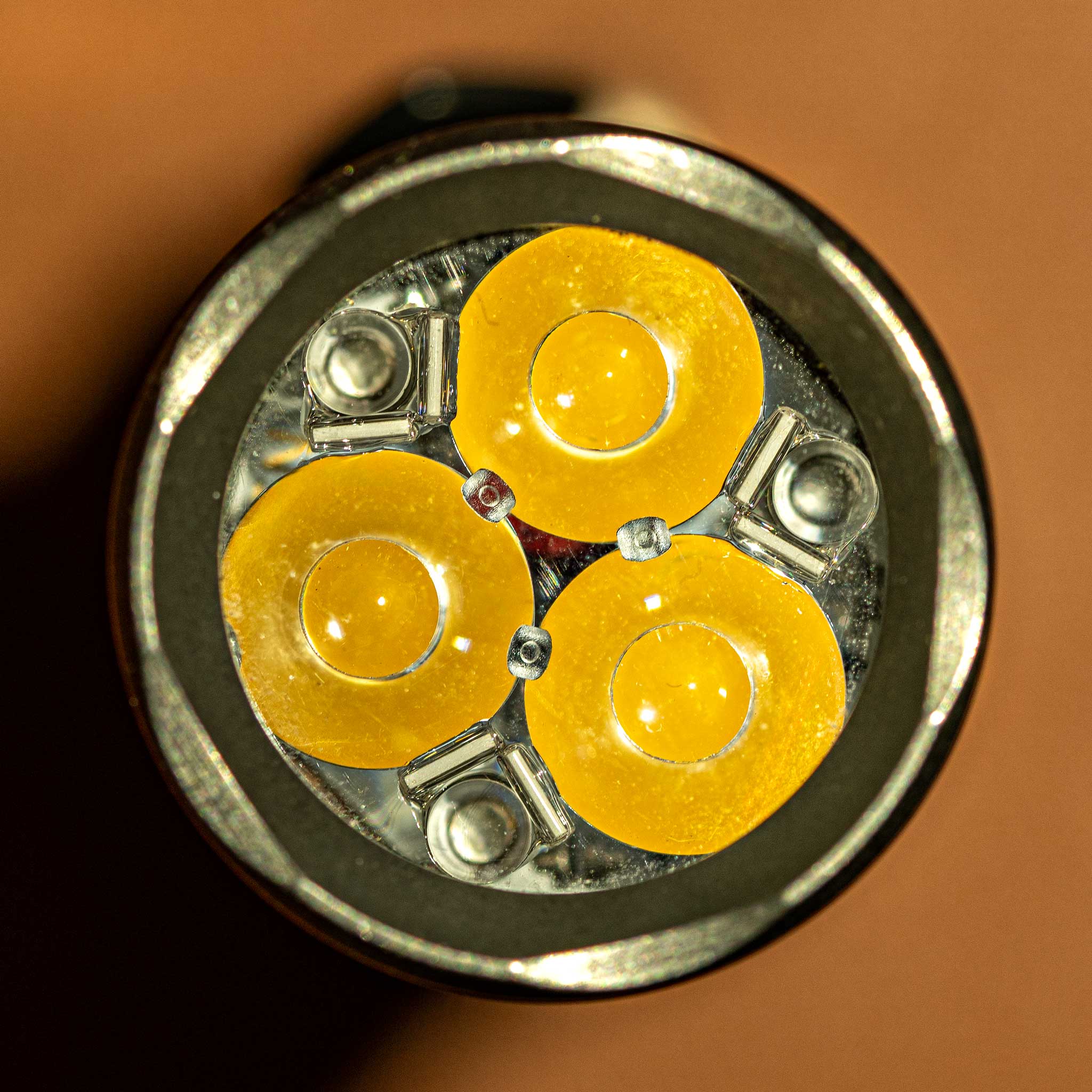 Bạn có thể nhìn thấy các thanh tritium màu trắng được Jeff dán bằng keo UV lên thấu kính rất đẹp, nó chỉ có thể phát sáng ở môi trường rất tối mà thôi.