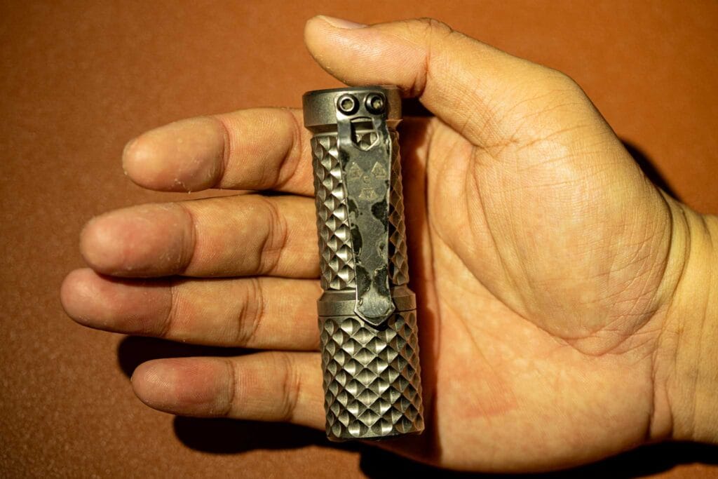 Đèn pin hanko trident tesseract 59