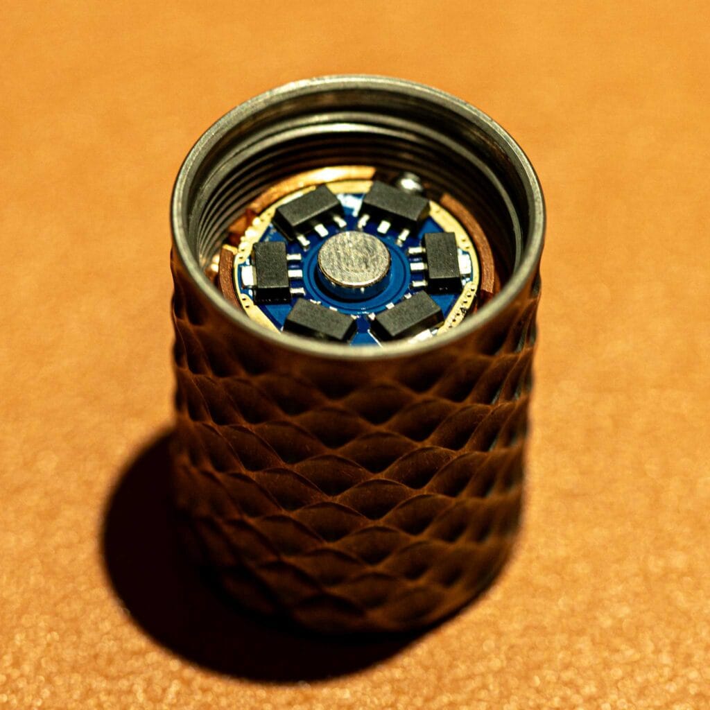 Đèn pin hanko trident tesseract 61