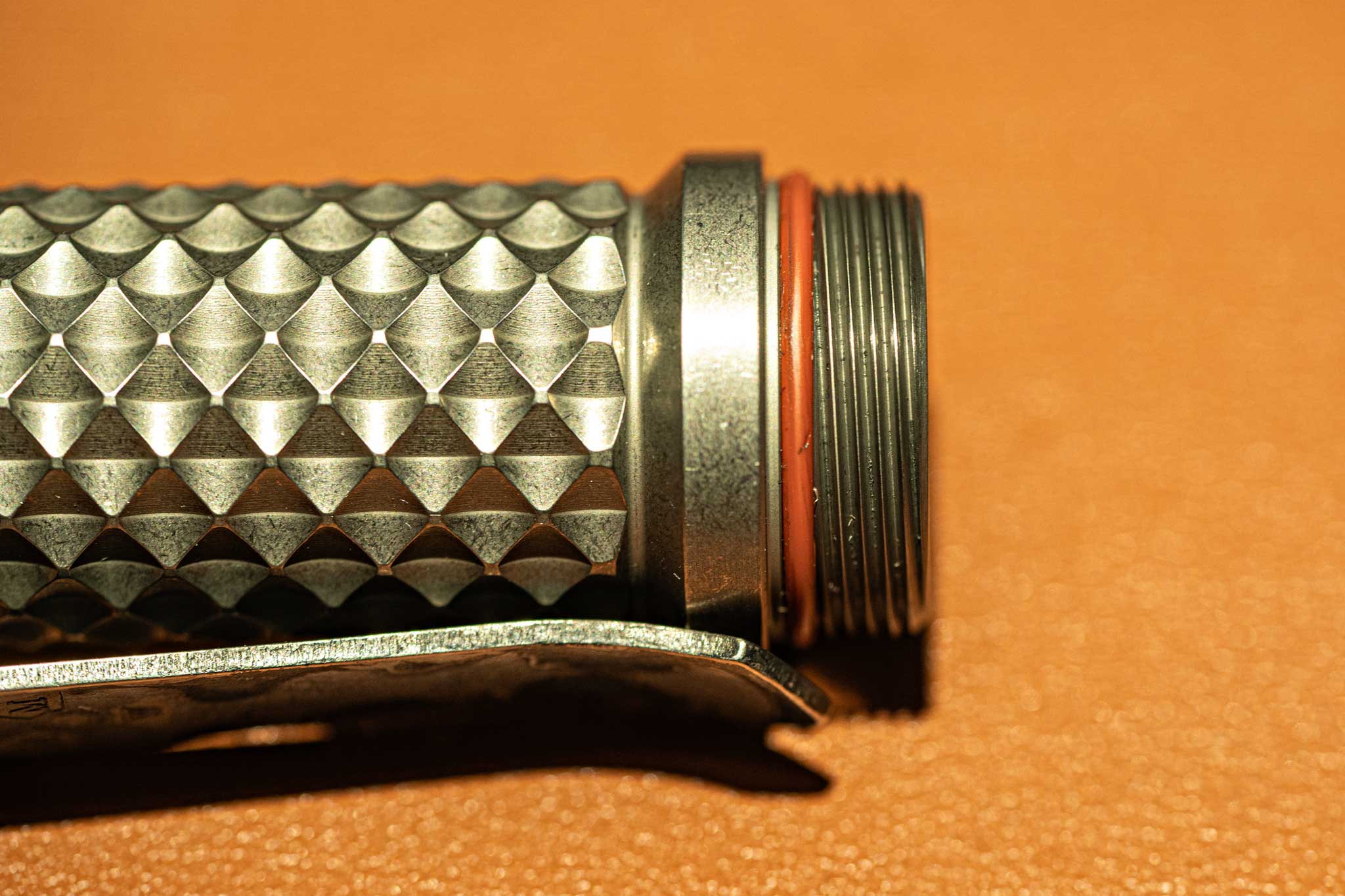 Rãnh TriStart mới trên đèn pin Hanko, ở góc chụp này bạn cũng sẽ thấy được độ dày của chiếc clip cài đến từ Steel Flame.