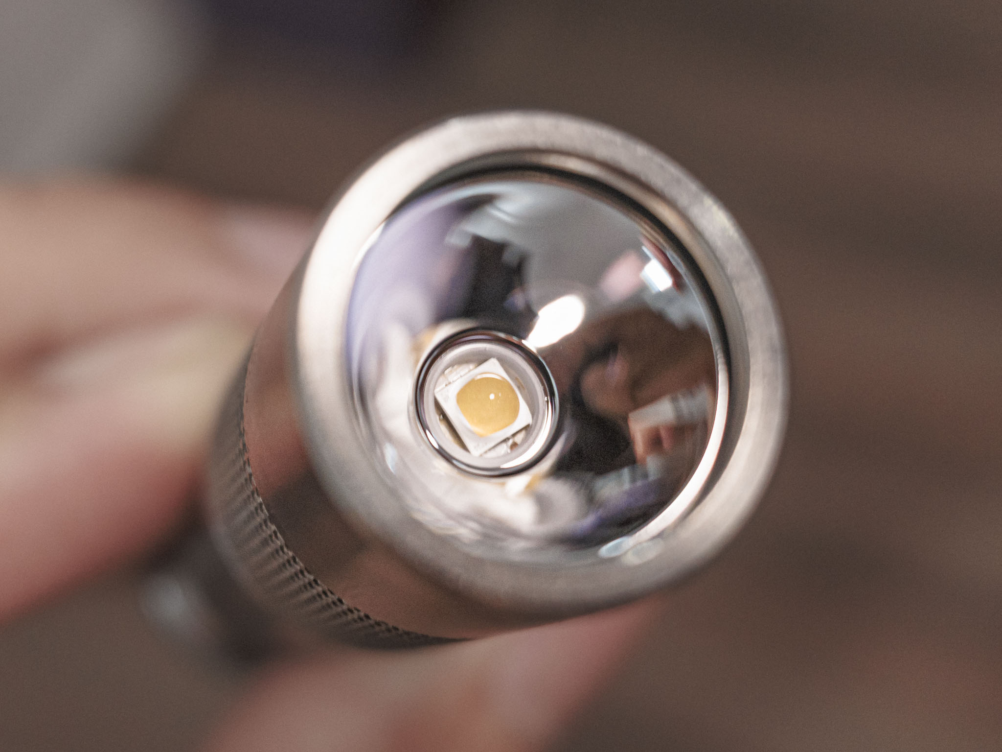 Choá trơn đủ rộng, hơi nông, có centering nhựa nghiêm chỉnh, trên hình là phiên bản sử dụng LED Nichia 519A.