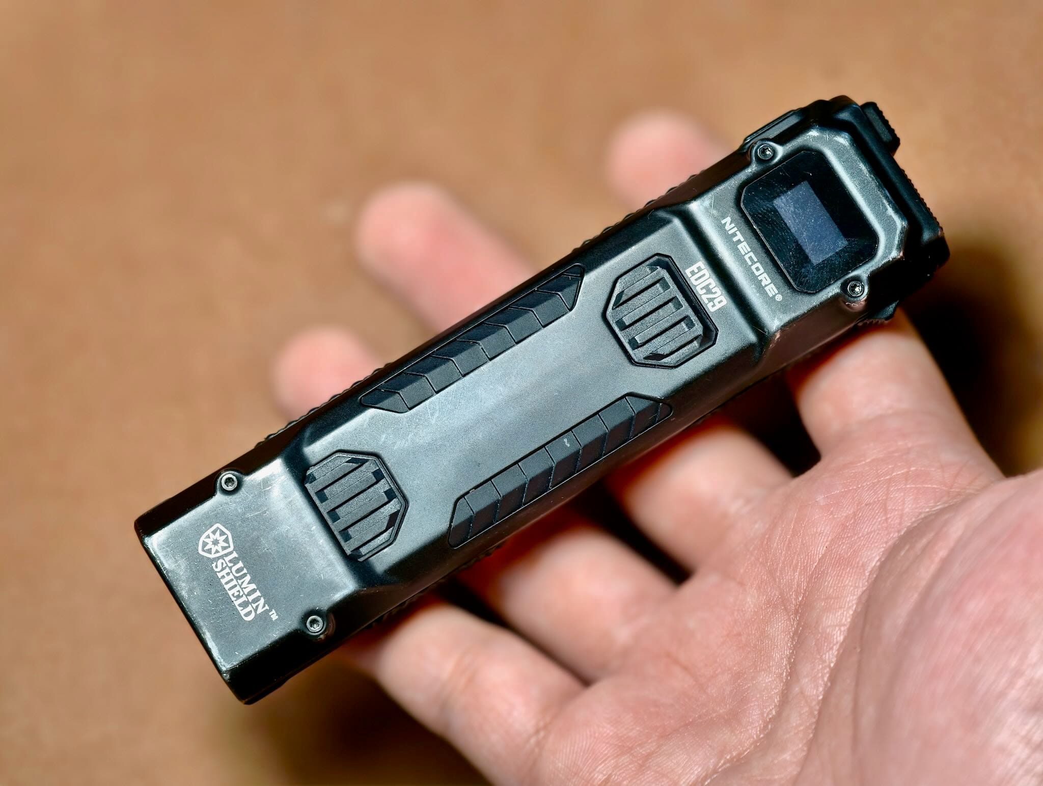 Thiết kế của Nitecore EDC29 rất hầm hố, nhìn giống một sản phẩm chuyên nghiệp thực sự.