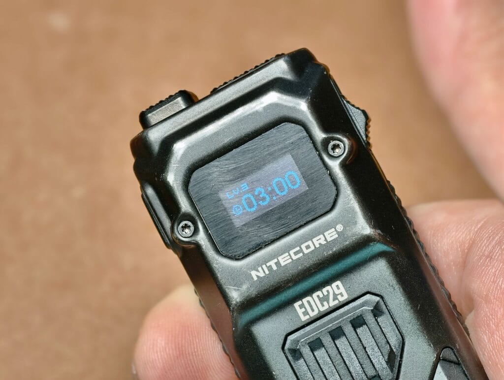 Màn hình OLED của Nitecore, con đèn Nitecore của mình từng bị ẩm màn hình khi dùng trong mưa, phải 2 ngày sau mới hết.