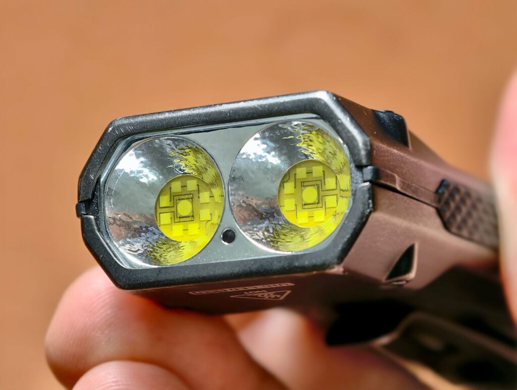 Cặp đôi LED UHi 20 MAX với choá nhỏ, nông, để chiếu xa Nitecore đã phải đẩy lượng ánh sáng vô cùng lớn dẫn đến không duy trì được chế độ Search mode lâu.