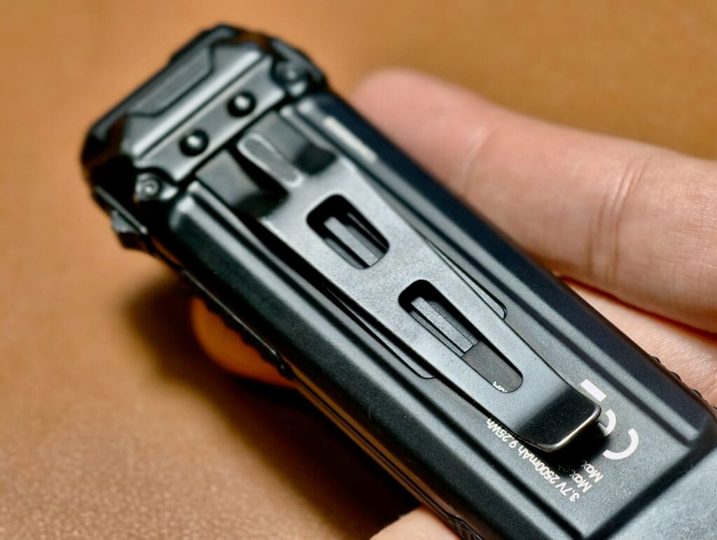 Chiếc kẹp túi kì lạ của Nitecore, nhìn thì đẹp hơn là để sử dụng thực tế.