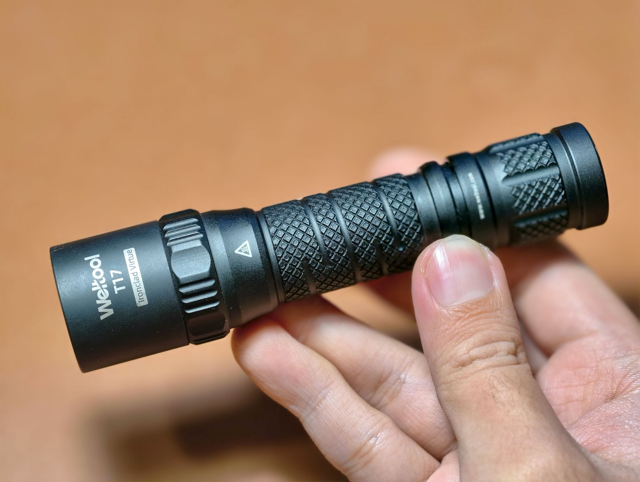 Thiết kế rất tin cậy, mà clip cài xấu quá, Hùng đã gỡ ngay khi mới mở hộp.