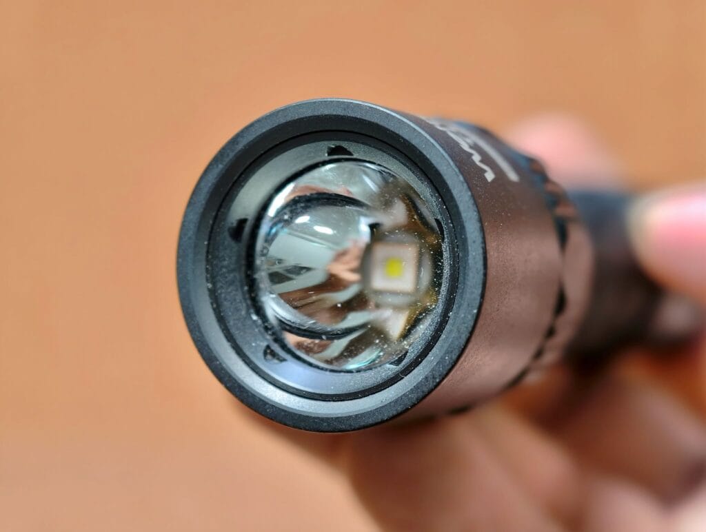 Đầu đèn phần nào nói lên được độ trâu của T17.