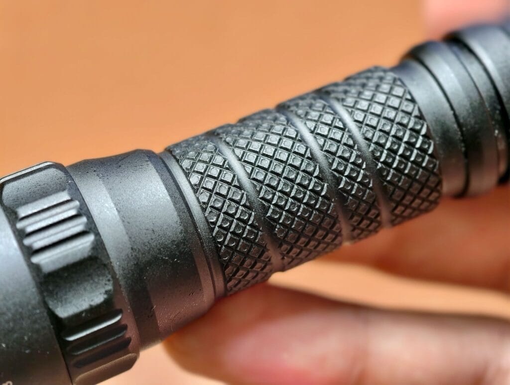Phần knurling rất bám tay trên thân và đuôi đèn.