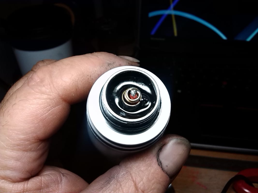 Một ví dụ về mạch đèn pin được đổ đặc để tăng chống nước và độ bền khi va đập. Ảnh: BLF.