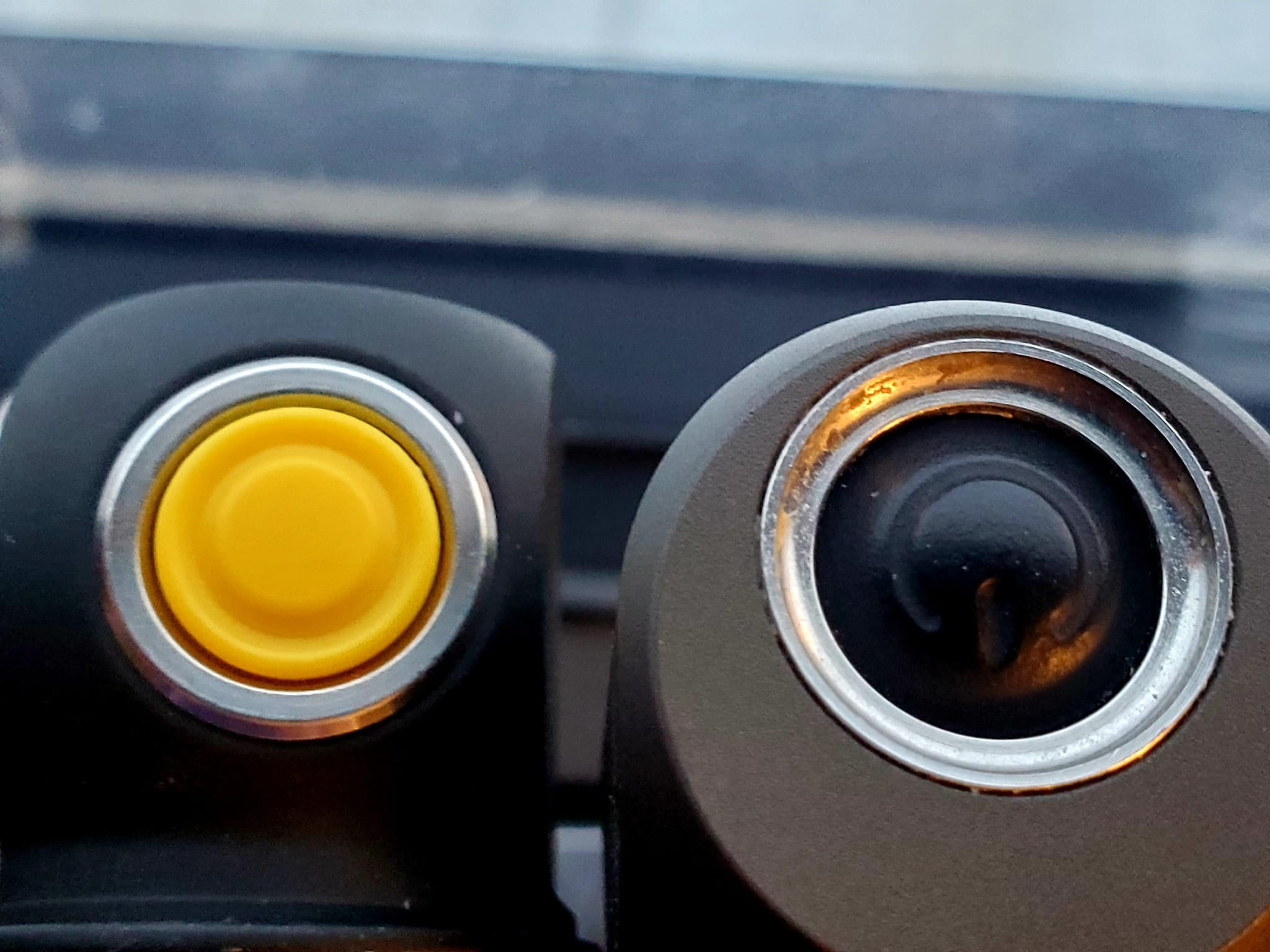 Nút bấm của cả 2 đèn