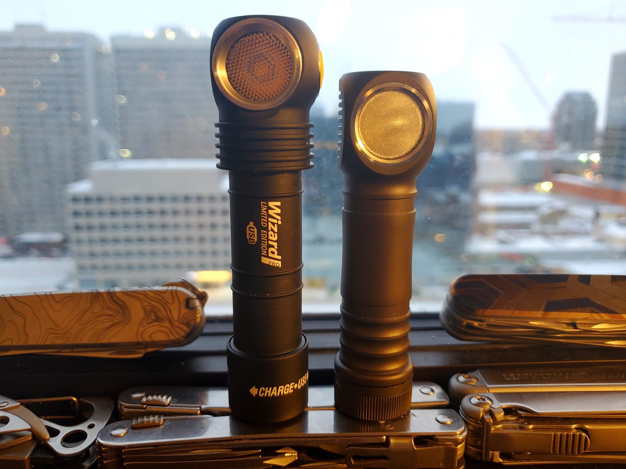 Bên trái là đèn pin Armytek wizard pro và bên phải là Zebralight H600FD